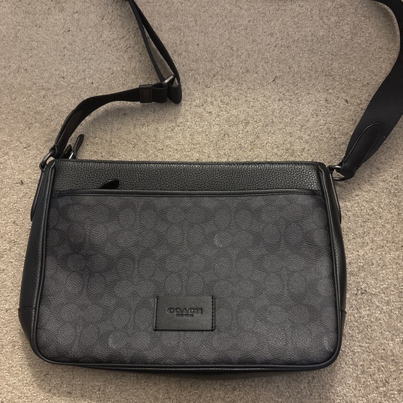 Black medium size coach messenger bag - Picture 1 of 3